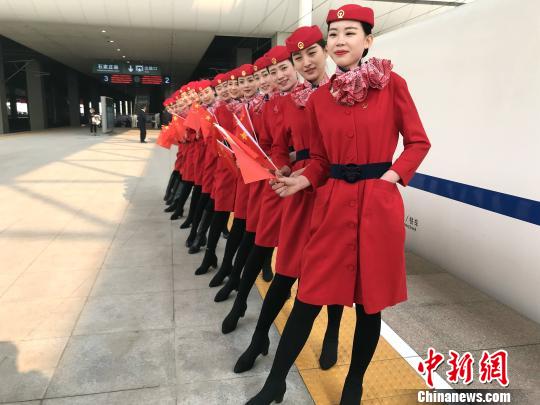 图为D1602次列车的乘务员。　沙见龙 摄