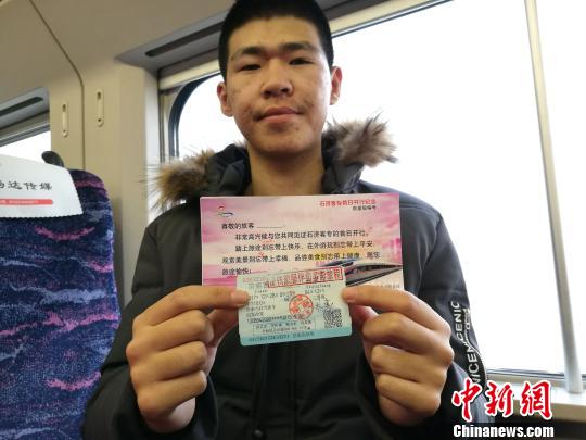 图为，从济南西登车去往石家庄的旅客。　沙见龙 摄