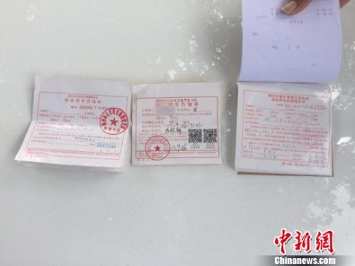 2017年9月26日，广西柳州现假违停罚单，该“罚单”印有二维码，可扫码缴纳罚款，当地警方已介入调查。图为真假罚单对比。 阳玮勋 摄