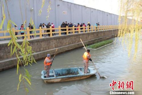 资料图：过去水质浑浊、淤泥沉积的嫩江河，如今清澈畅通。　周琳 摄