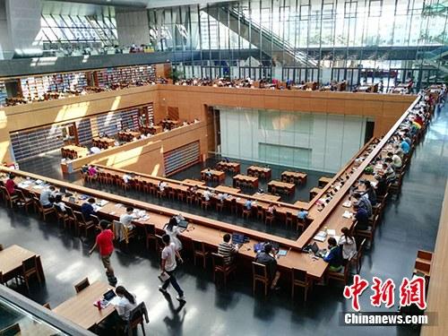 即便是工作日，国家图书馆阅览室内也有不少人在自习阅读。<a target='_blank' href='http://www.chinanews.com/' >中新网</a>记者 宋宇晟 摄
