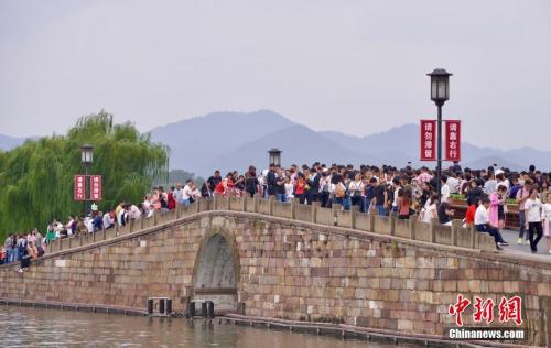 资料图：国庆长假第三天，大量游客涌入西湖断桥。 <a target='_blank' href='http://www.chinanews.com/'>中新社</a>记者 李晨韵 摄