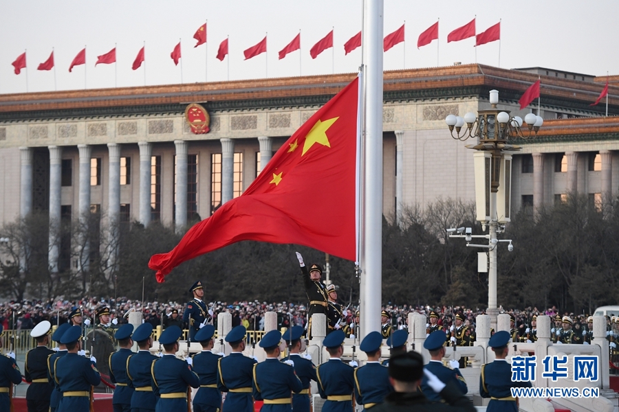 　1月1日晨，北京天安门广场举行隆重的升国旗仪式，这是由人民解放军担负国旗护卫任务后，首次举行的升旗仪式。 新华社记者申宏摄