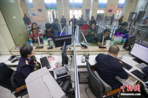 资料图：山西太原，民众正在购买车票。<a target='_blank' href='http://www.chinanews.com/'>中新社</a>记者 张云 摄 