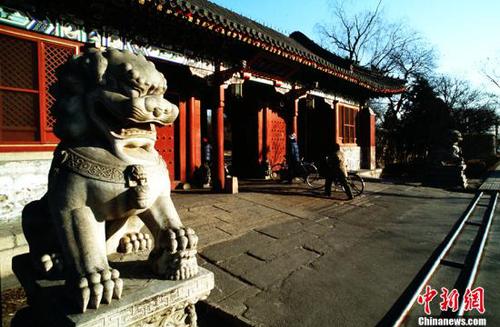 资料图：1985年1月1日拍摄的北京大学校门。 <a target='_blank' href='http://www.chinanews.com/'>中新社</a>发 赵伟 摄 图片来源：CNSphoto