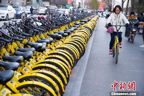 11月23日，山西太原，民众正在使用共享单车。近期，中国多家共享单车企业相继倒闭，大量用户押金难以退回。当日，中国交通运输部新闻发言人吴春耕在北京召开的例行新闻发布会上表示，交通运输部高度重视，密切关注跟踪有关情况，联合地方运输部门以及地方政府，提前采取措施，防止出现相关风险。<a target='_blank' href='http://www.chinanews.com/'>中新社</a>记者 张云 摄