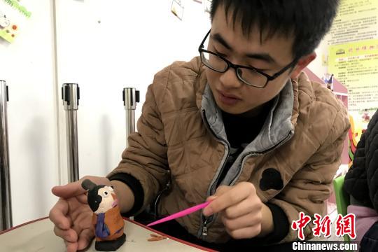 游客学塑兵马俑。　陕西省文物局 摄