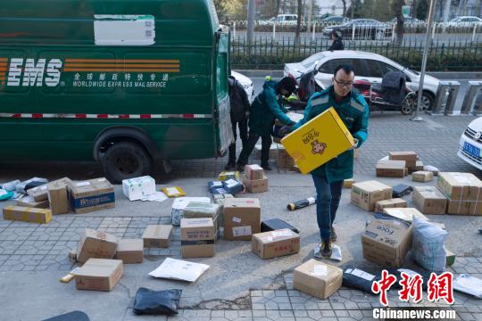 山西太原，物流工作人员正在搬运快递。　张云 摄