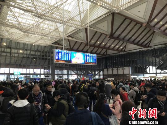 铁路苏州站内，暴雪导致大批旅客滞留。　肖华 摄