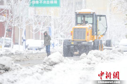 抛锚的铲雪车。　张娅子 摄