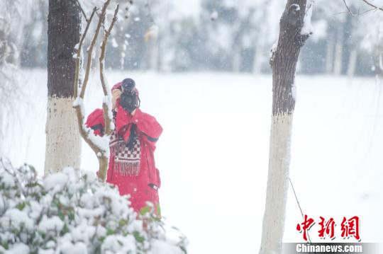 拍摄雪景的摄影爱好者。　张娅子 摄