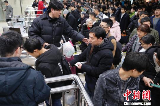 旅客在铁路上海站检票上车前往自己的目的地。　殷立勤 摄