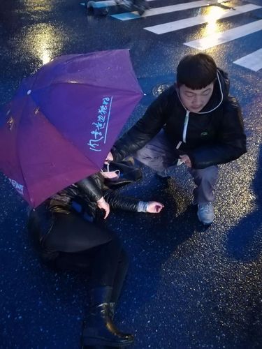 两名初中生路遇车祸为受伤者撑伞 用行动温暖冬天