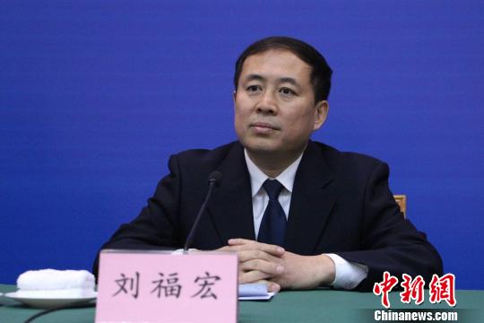 山东省公安厅交通管理局政委刘福宏介绍公安交警部门治理货车超限超载工作情况。　梁犇 摄