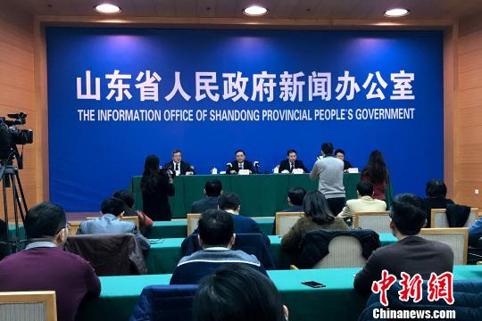 1月5日，山东省政府召开新闻发布会，通报该省整治公路货车违法超限超载工作情况。　　　梁犇 摄