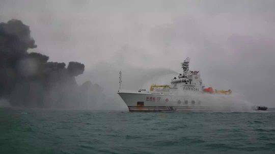 长江口巴拿马籍起火油船全面爆燃 存爆炸沉没危险