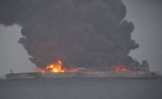长江口巴拿马籍起火油船全面爆燃 存爆炸沉没危险