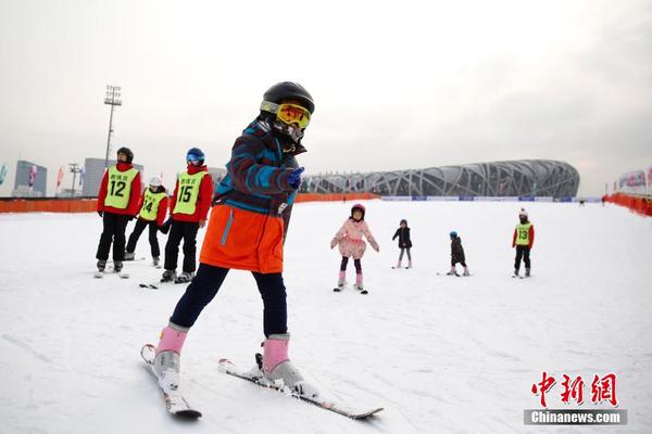 图为小学生体验滑雪场。2