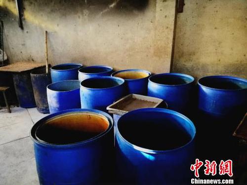 多个泔水桶堆放在一起，气味格外刺鼻。　李晓伟 摄