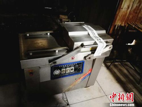包装假驴肉的真空包装机。　李晓伟 摄