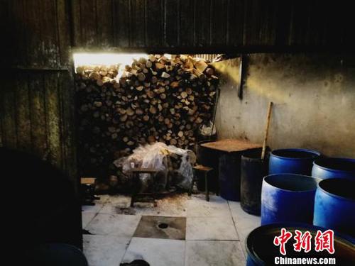 用作燃料的木材堆积在一起。　李晓伟 摄