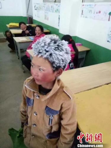 冰花男孩：那么多人关心我们 乌蒙山冬天不会冷