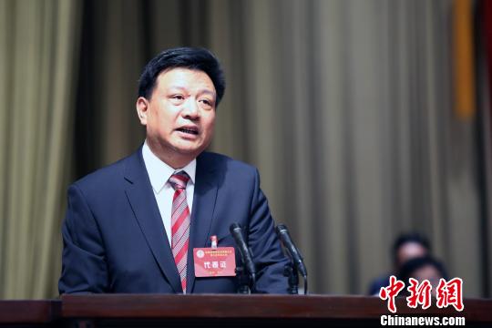 1月10日，青海省文学艺术界联合会第八次代表大会在西宁召开。图为青海省文学艺术界联合会党组书记班果大会报告。　罗云鹏 摄