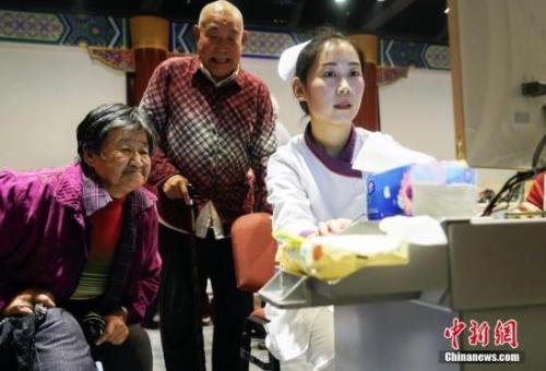 资料图：重阳节期间，北京发起“关注老年人营养均衡 快乐健康养老”的公益活动。 <a target='_blank' href='http://www.chinanews.com/'>中新社</a>发 谢云松 摄