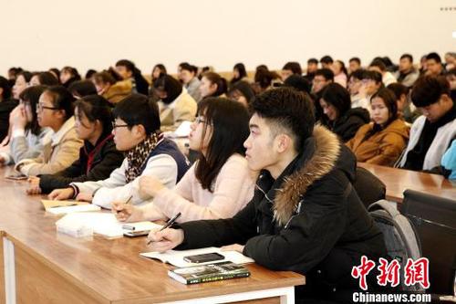 图为青海师范大学学生听特殊的党课——《可可西里坚守精神》。　张添福 摄