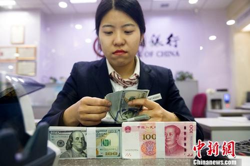 资料图：山西太原，银行工作人员清点货币。<a target='_blank' href='http://www.chinanews.com/'>中新社</a>记者 张云 摄
