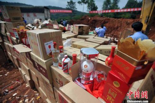 资料图：昆明警方集中销毁一批假冒伪劣商品，包括1千多箱假冒“茅台”。<a target='_blank' href='http://www.chinanews.com/'>中新社</a>发 任东 摄