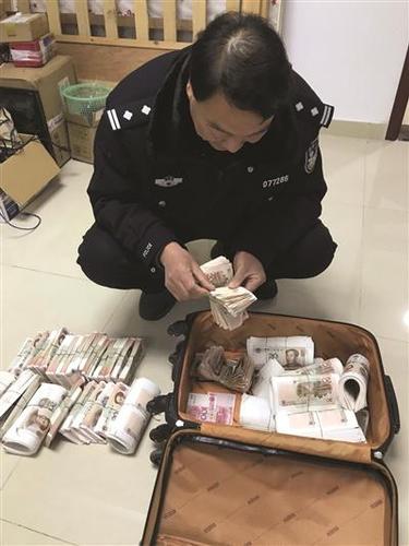  男子为发财买打印机造50万假币 让快递员帮邮寄
