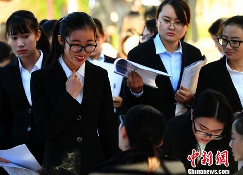 资料图：招聘会。<a target='_blank' href='http://www.chinanews.com/'>中新社</a>记者 李进红 摄