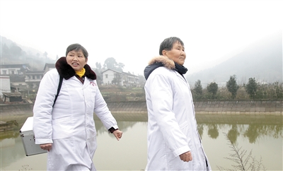 北碚区歇马镇虎头村，汪淑玉(左)和汪兴莲一起出诊。