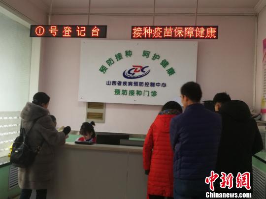当日，山西省疾病预防控制中心门诊部挤满了前来接种和咨询四价宫颈癌疫苗的女性。　范丽芳 摄