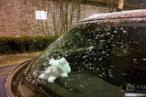 图为北京西城区南横东街一辆车被一层薄薄的雪所覆盖。