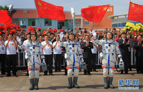 2012年6月16日，神舟九号航天员出征仪式在酒泉卫星发射中心航天员公寓问天阁举行，航天员景海鹏、刘旺、刘洋（从右至左）向欢送人群挥手致意。新华社记者 李刚 摄 图片来源：新华网