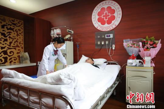 图为何文正在医院捐献造血干细胞悬混液。　朱柳融　摄