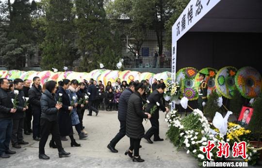 民众送别英雄。　刘忠俊 摄