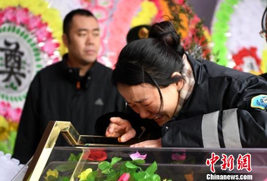 妻子周芳芳痛别丈夫吴俊寰。　刘忠俊 摄