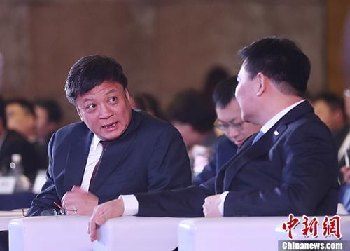 2017年12月19日，融创中国董事会主席孙宏斌与苏宁集团董事长张近东交流。中新社记者 泱波 摄