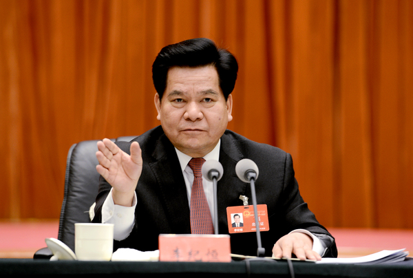 02.自治区党委书记李纪恒来到政协经济界河工商联届联组会参与讨论，听取委员建议，并在会上作发言pg