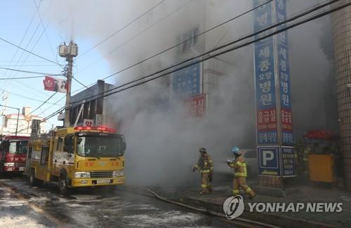 韩国密阳市一医院发生火灾 已造成5死20伤