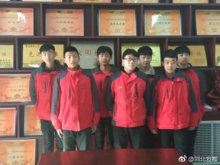 7少年手拉手救掉入冰窟儿童 被授见义勇为好少年