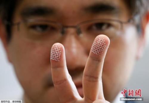 资料图：研究人员称，人们在照相时很喜欢比的“剪刀手”要慎摆，因为指纹信息可能就因为这一看似平常的姿势而泄露。