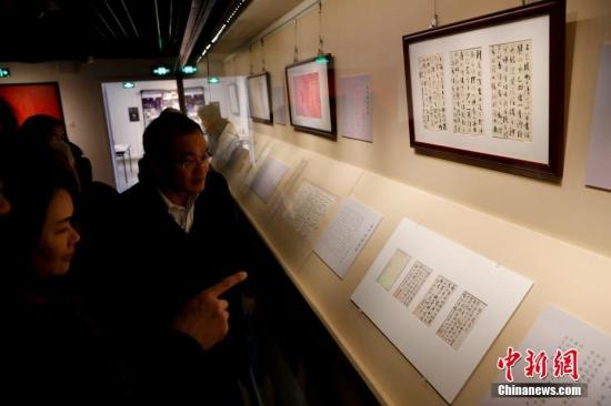 12月28日，“绎新籀古 光气垂虹——严复书法特展”在北京故宫博物院延禧宫开幕。本次展览重点展出了严复临帖、信札、批注、对联、题赠、译著等珍贵文物百余件，为观众呈现了严复先生鲜为人知的书法造诣。展览通过梳理其艺术成就，以文物为载体弘扬和探索严复先生留下的宝贵精神财富，传承中华民族优秀的传统文化。严复（1854-1921）是中国近代卓越的启蒙思想家，是旧学邃密、新知深沉的大学者。
<a target='_blank' href='http://www.chinanews.com/'>中新社</a>记者 杜洋 摄