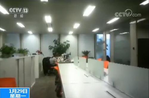 当调查进入第二天，宋某突然失联。同时，整个阜兴集团的办公室人去楼空
