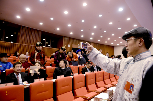 2.一名蒙古族委员在记录新一届的开始。jpg