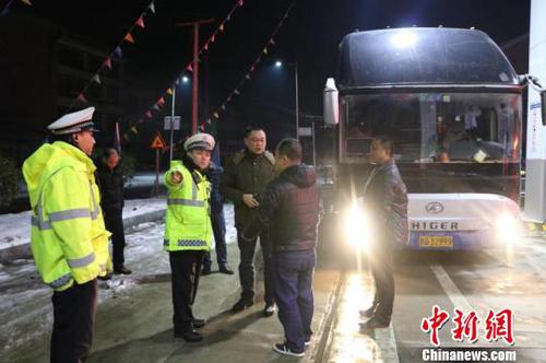 湖北籍大巴44人被困冰雪路上湖南交警18小时坚守护平安
