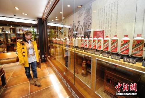 资料图：展柜中的茅台酒 张瑶 摄